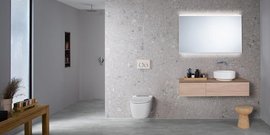 Ein modernes Badezimmer mit grauen Wänden, einem Holzwaschtisch und einem großen Spiegel über dem Waschbecken.