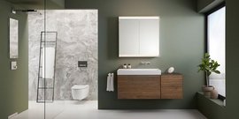 Ein modernes Badezimmer mit einer eleganten Holzkommode und einem großen Spiegel über dem Waschbecken.