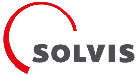 Das Logo von Solvis zeigt einen roten Halbkreis und den Schriftzug in grauer Farbe, der modern und klar gestaltet ist.