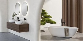 Ein modernes Badezimmer mit einer freistehenden Badewanne und einem eleganten Holzwaschtisch, umgeben von minimalistischer Dekoration.