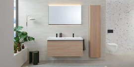 Ein modernes Badezimmer mit einem eleganten Holzwaschtisch, einem großen Spiegel und einer stilvollen Pflanzenarrangement.