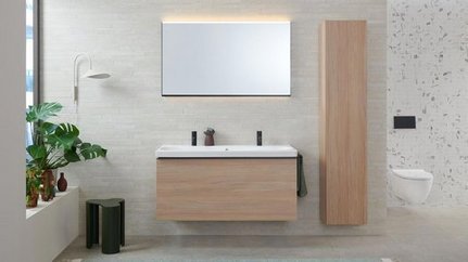 Ein modernes Badezimmer mit einem eleganten Holzwaschtisch, einem großen Spiegel und einer stilvollen Pflanzenarrangement.