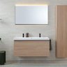 Ein modernes Badezimmer mit einem eleganten Holzwaschtisch, einem großen Spiegel und einer stilvollen Pflanzenarrangement.