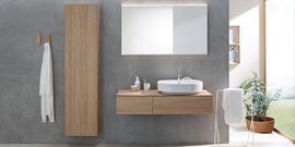 Ein modernes Badezimmer mit einer Holzwaschtischkombination und einem runden Waschbecken, das auf einem minimalistischen Design basiert.