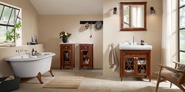 Ein elegantes Badezimmer mit einer freistehenden Badewanne und einem modernen Waschbecken, umgeben von warmen Erdtönen.