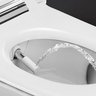 Ein modernes Bidet mit einem Wasserstrahl, der aus der Düse spritzt, auf einem weißen Toilettensitz.