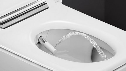Ein modernes Bidet mit einem Wasserstrahl, der aus der Düse spritzt, auf einem weißen Toilettensitz.